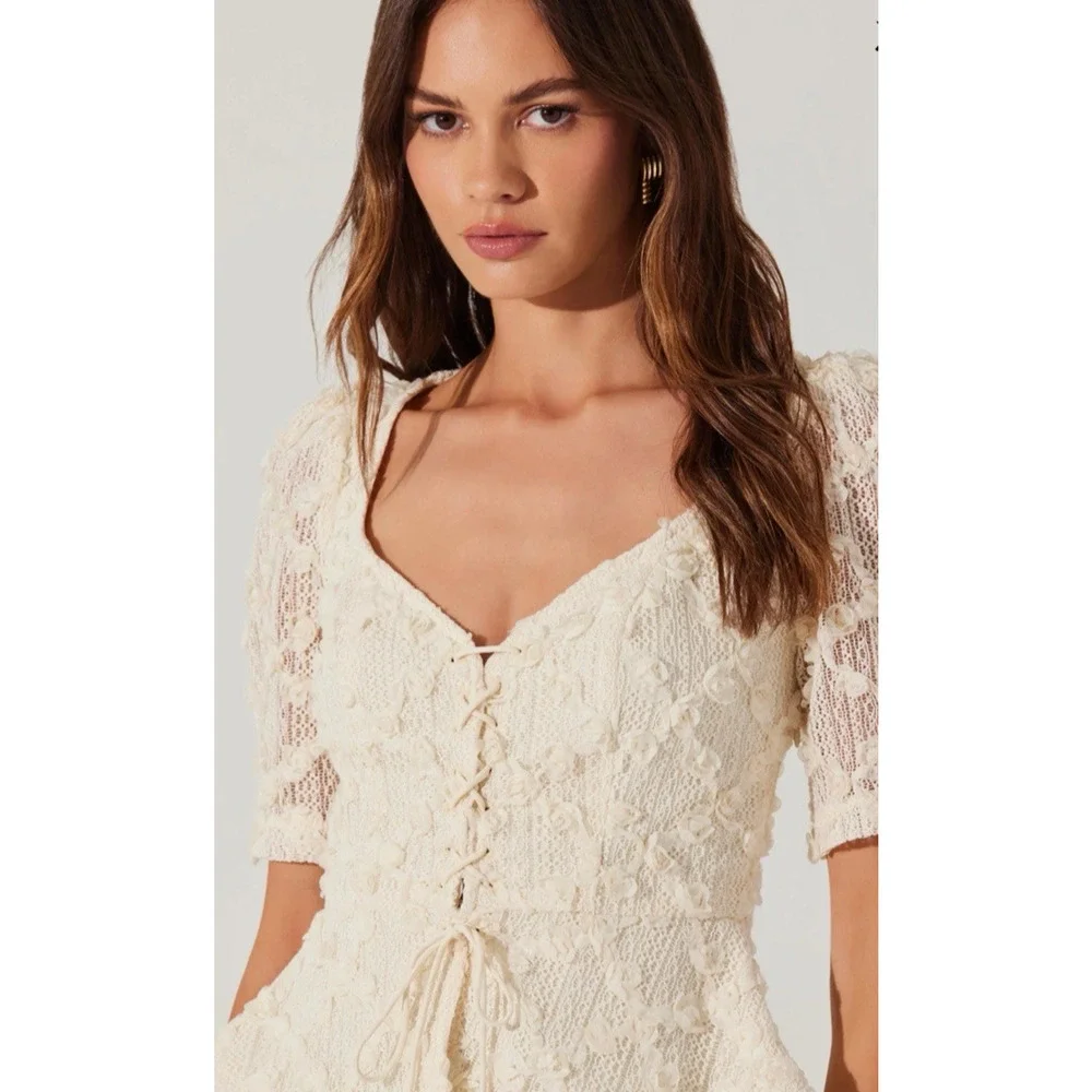 ASTR the Label Cherian Floral Appliqué Lace Top peplum Cream Fairy coquette Sz-S